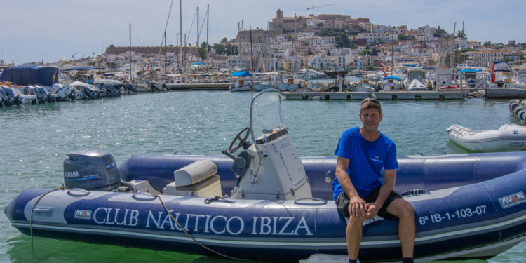 Sebastián Vidal, sobre una neumática de la escuela de vela. Foto: Sebastián Candela