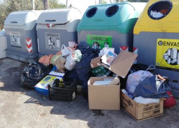 Abocaments de residus fora dels contenidors. Foto: Ajuntament de Sant Josep.