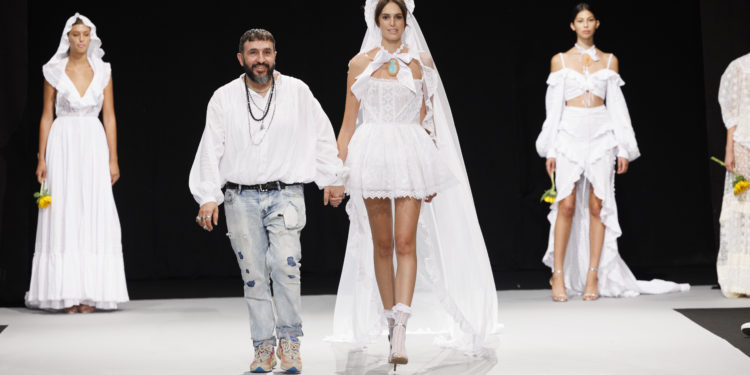 Tony Bonet, con un diseño en un desfile Adlib.