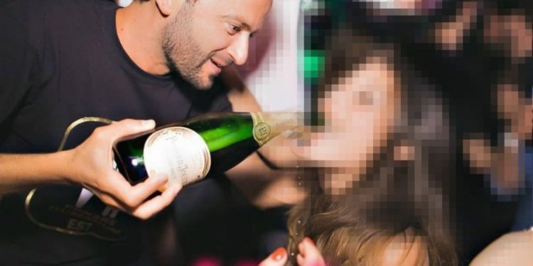 Imagen del empresario en una discoteca en Italia.