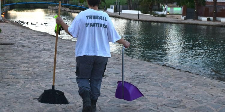 La artista María Uribe ensayando su 'performance'. Imagen cedida a Noudiari.
