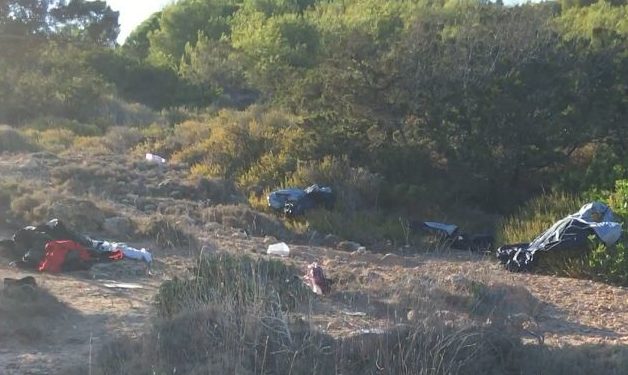 Ropa abandonada en s'Estanyol este fin de semana, Foto: Toni Escandell.