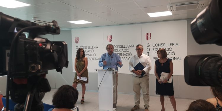 Presentació del nou curs educatiu, aquest dijous, amb el conseller Martí March al centre (el segon per l'esquerra). Foto: CAIB.