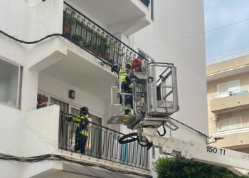 Entrada de los bomberos en la vivienda. Imagen cedida por el Parque Insular.