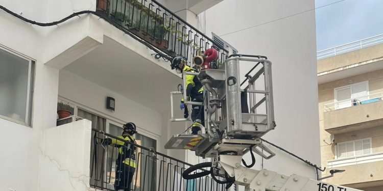 Entrada de los bomberos en la vivienda. Imagen cedida por el Parque Insular.