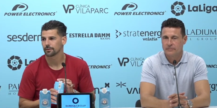 Nolito, izaquierda, durante la presentación oficial junto al presidente, Amadeo Salvo