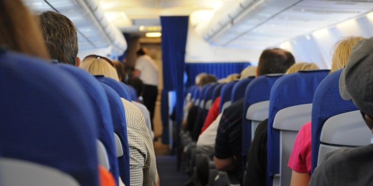Una media de 44 vuelos semanales o pagar un alquiler en Ibiza mientras abonan también la hipoteca en Mallorca... son algunos de los casos de los profesores destinados a Ibiza.