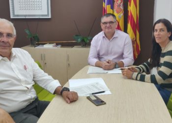 El director de Càritas, Joan Torres Marí, esquerra, l'acalde de Sant Josep, Ángel Luis Guerrero, i la regidora de Benestar Social, Guadalupe Nauda