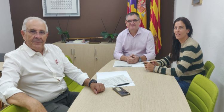 El director de Càritas, Joan Torres Marí, esquerra, l'acalde de Sant Josep, Ángel Luis Guerrero, i la regidora de Benestar Social, Guadalupe Nauda