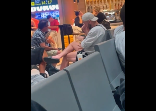 Un turista, grabado en el aeropuerto de Ibiza.