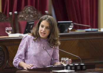 Imagen de archivo de la diputada Gloria Santiago (Unidas Podemos) en el Parlament. Foto: Podemos.