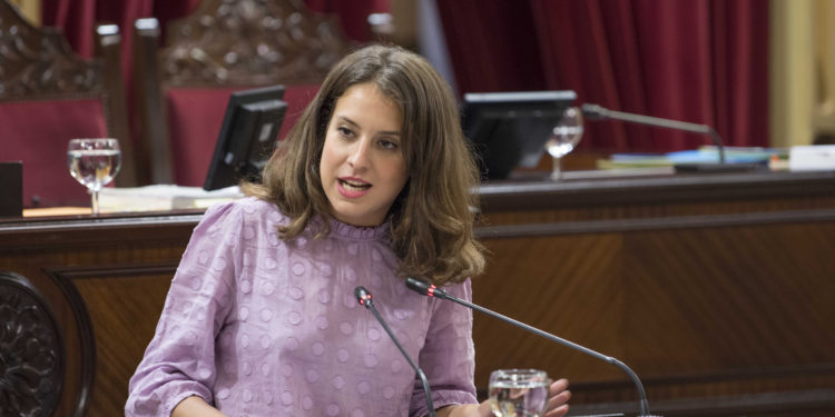 Imagen de archivo de la diputada Gloria Santiago (Unidas Podemos) en el Parlament. Foto: Podemos.