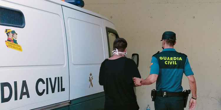 Imagen de una detención por robos en Sant Antoni facilitada por la Guardia Civil