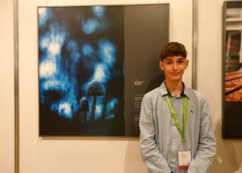 Adrià junto a la imagen con la que ha logrado el premio.  Foto Xavier Mas Ferrà