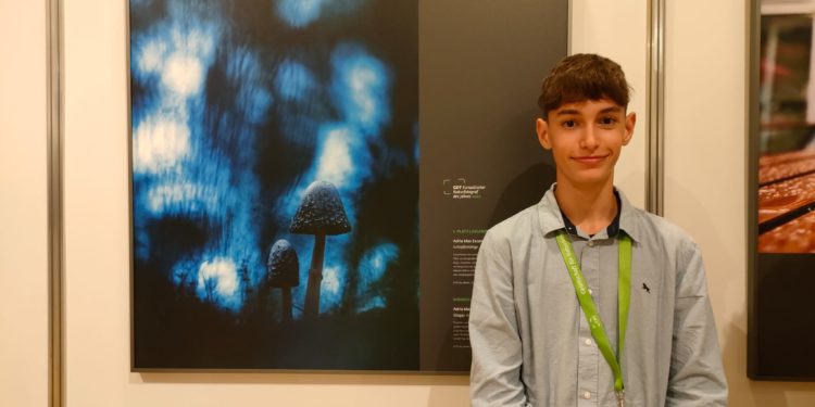 Adrià junto a la imagen con la que ha logrado el premio.  Foto Xavier Mas Ferrà