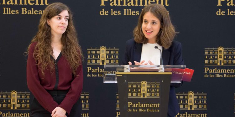 Esperança Sans y Gloria Santiago, de Unidas Podemos, durante una rueda de prensa este lunes. Foto: Unidas Podemos.
