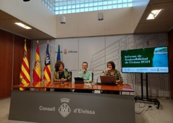 Inma Saranova, directora de IbizaPreservation; Mariano Juan, conseller de Gestión del Territorio; e Itziar Arratibel, coordinadora técnica del Observatorio de Sostenibilidad, presentaron este martes un informe medioambiental en la sede del Consell. Foto: IbizaPreservation.