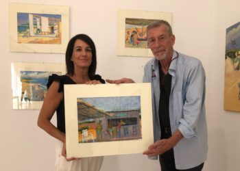 La presidenta Ana Juan i l'artista Robert P. Hawkins amb una de les obres que ha donat. Foto: Consell de Formentera.