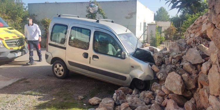 Así ha quedado la furgoneta siniestrada. Foto cedida a Noudiari