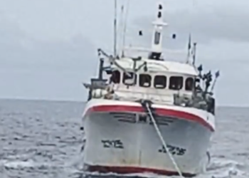 El 'Belmonte Hernández' durante las labores de remolque por parte de Salvamento Marítimo