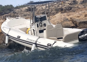 Lancha siniestrada, en una imagen cedida por RàdioIlla