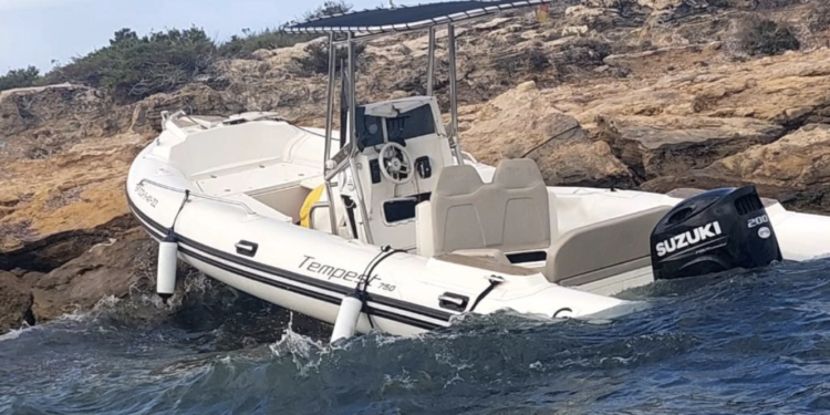 Lancha siniestrada, en una imagen cedida por RàdioIlla