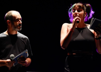 El músic eivissenc Vicent Palermet i la rapera valenciana Tesa foren els encarregats de conduir la gala d'Eivissa Bits, a Can Ventosa. Foto: Toni Escobar (Plataforma per la Llengua).