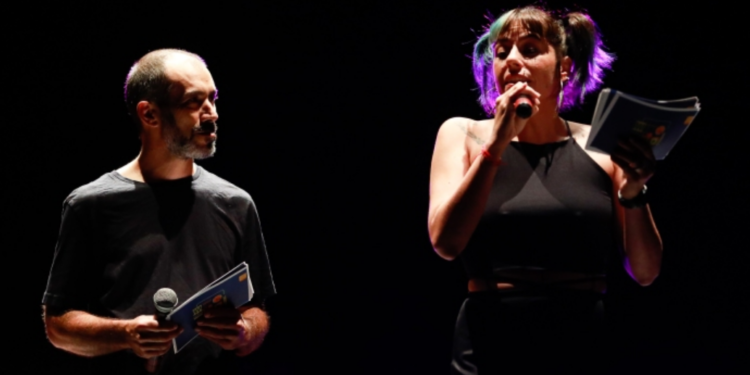 El músic eivissenc Vicent Palermet i la rapera valenciana Tesa foren els encarregats de conduir la gala d'Eivissa Bits, a Can Ventosa. Foto: Toni Escobar (Plataforma per la Llengua).