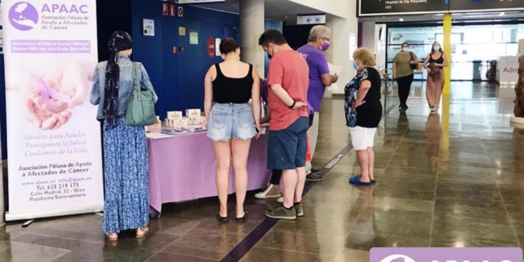 Imagen de archivo de una mesa informativa de la Asociación Pitiusa de Ayuda a Afectados y Afectadas de Cáncer (Apaac). Foto: Apaac.