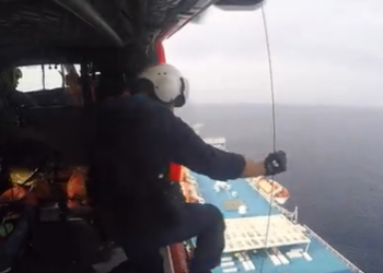 Evacuación de un pasajero de un barco Ibiza-Valencia. Imagen: Salvamento Marítimo (@salvamentogob).