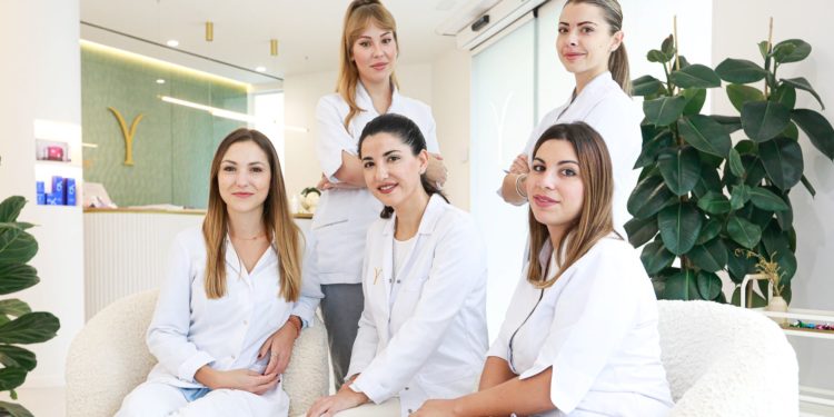 La doctora Yasmin Al Adib rodeada de su equipo en la clínica de Ibiza. Foto: Toni Escobar