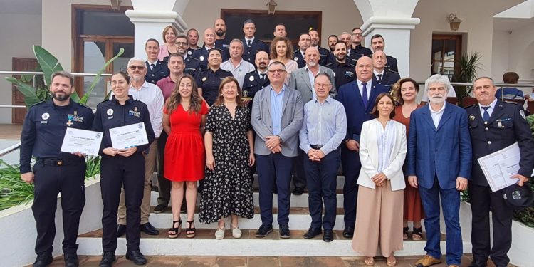 Autoridades y agentes con sus condecoraciones y menciones.