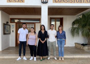 La presidenta i l'Agent d'Ocupació i Desenvolupament Local del Consell amb els tres joves contractats. Foto: Consell Insular de Formentera.
