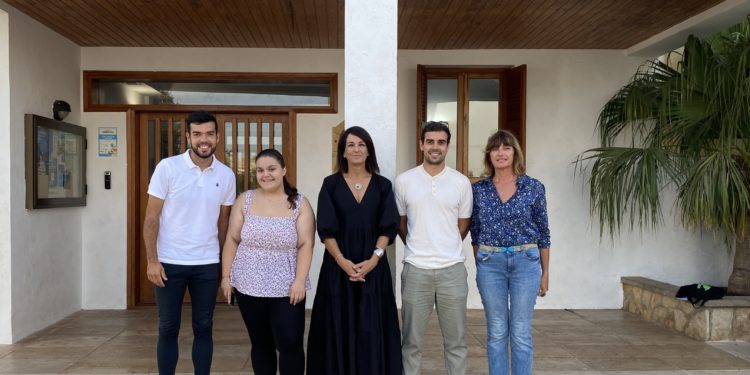 La presidenta i l'Agent d'Ocupació i Desenvolupament Local del Consell amb els tres joves contractats. Foto: Consell Insular de Formentera.