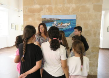 Alumnos del CEIP Cervantes, de Sant Antoni, visitan la exposición. Foto: Ayuntamiento de Sant Antoni.