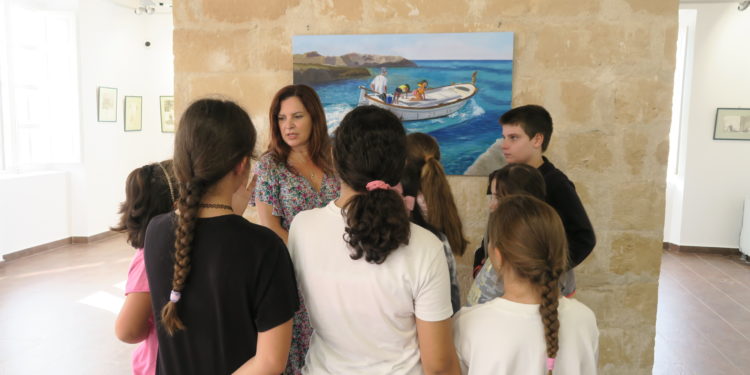 Alumnos del CEIP Cervantes, de Sant Antoni, visitan la exposición. Foto: Ayuntamiento de Sant Antoni.