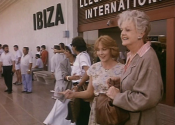 Fotograma de una escena de Angela Lansbury en el aeropuerto de Ibiza.