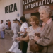 Fotograma de una escena de Angela Lansbury en el aeropuerto de Ibiza.