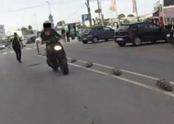 La conductora del ciclomotor, a la fuga y perseguida por un agente. Imagen Policía Local de Sant Josep