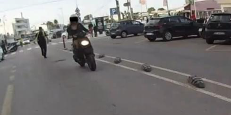La conductora del ciclomotor, a la fuga y perseguida por un agente. Imagen Policía Local de Sant Josep