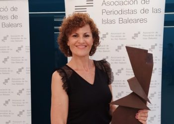 La premiada, Laura Ferrer, con la escultura Maria Genovard.