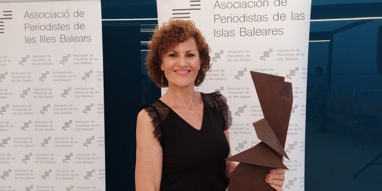 La premiada, Laura Ferrer, con la escultura Maria Genovard.