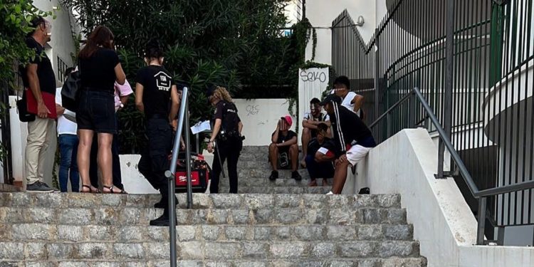 Imagen del momento de la 'desokupación' de la vivienda en Ramón Muntaner. Comando Desokupa