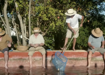 Fotograma del vídeo creado por la comisión de fiestas especialmente para el evento del calamar, en el que los vecinos 'pescan' en la Font de Peralta.