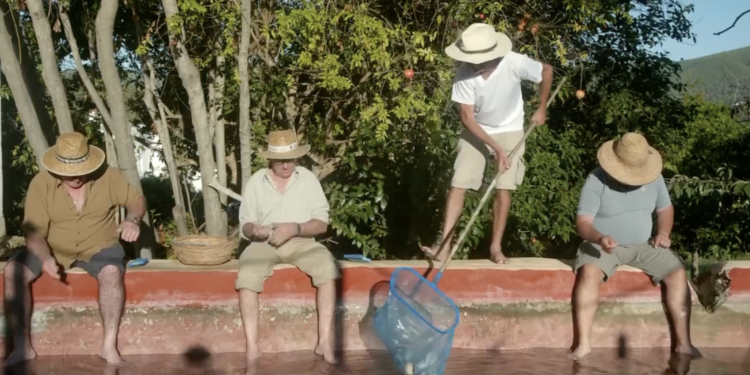 Fotograma del vídeo creado por la comisión de fiestas especialmente para el evento del calamar, en el que los vecinos 'pescan' en la Font de Peralta.