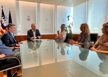 Reunión en el Consell con la Aevab, patronal de las empresas de alquiler de vehículos.