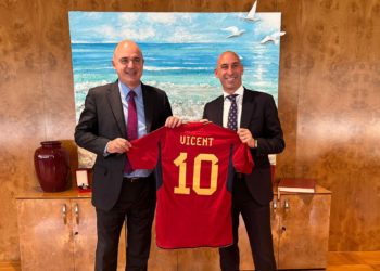 El president del Consell Insular, Vicent Marí, i el president de la Reial Federació Espanyola de Futbol (RFEF), Luis Rubiales, varen reunir-se aquest dimecres al matí a Vila. Foto: Consell Insular d'Eivissa.