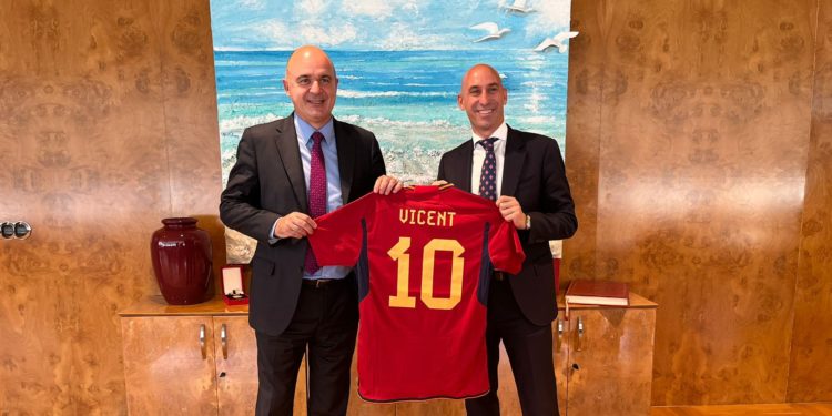 El president del Consell Insular, Vicent Marí, i el president de la Reial Federació Espanyola de Futbol (RFEF), Luis Rubiales, varen reunir-se aquest dimecres al matí a Vila. Foto: Consell Insular d'Eivissa.
