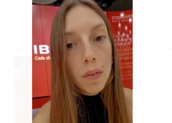 Raquel, en un pantallazo del vídeo de denuncia de su caso de pérdida de maleta por parte de Iberia.