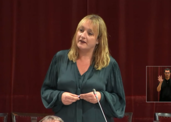 Tania Marí en el Parlament.